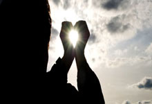 巴西耻辱输球,冲突火爆,维尼修斯伸2根手指嘲.